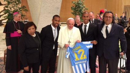 Imagen de Tissone y su familia en el 2014 junto al Papa Francisco en Roma.