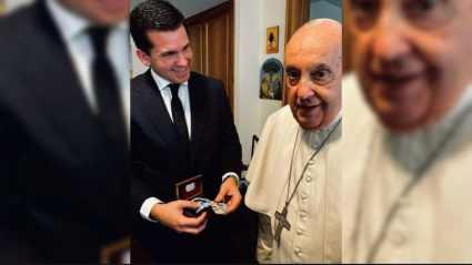 Momento en el que el Papa Francisco recibe la Medalla de la Real e Ilustre Cofradía de Nuestra Señora la Virgen de la Antigua