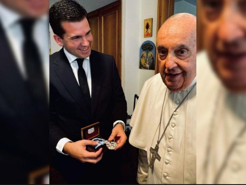 Momento en el que el Papa Francisco recibe la Medalla de la Real e Ilustre Cofradía de Nuestra Señora la Virgen de la Antigua