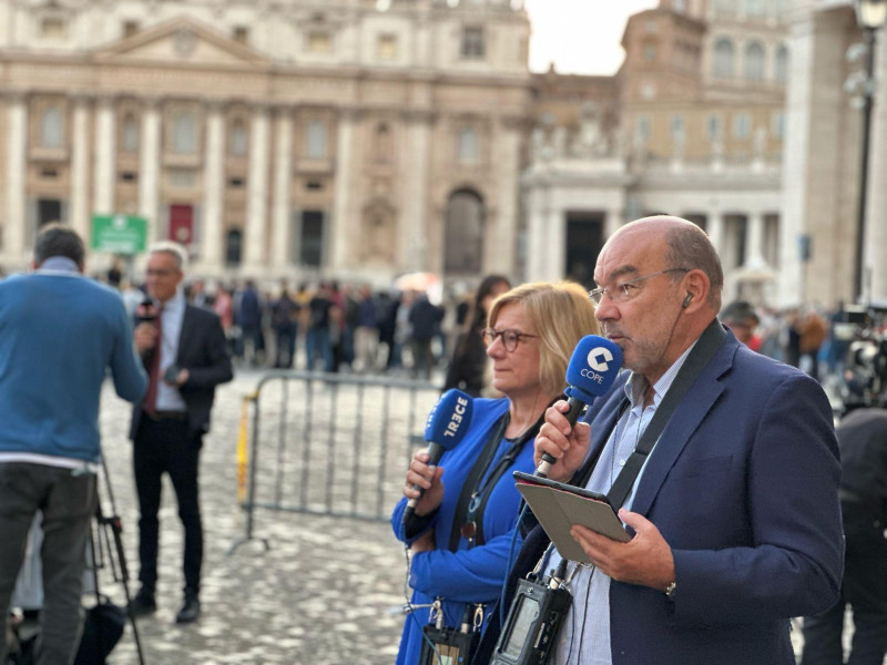 Ángel Expósito y Eva Fernández en la plaza de San Pedro