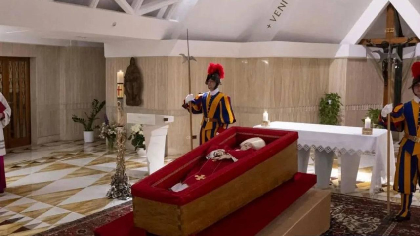 El Vaticano difunde las primeras imágenes del papa Francisco en el féretro de madera