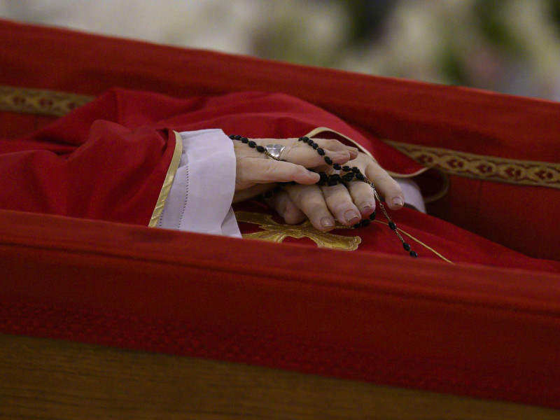 Una de las imágenes difundidas por el Vaticano del féretro con los restos mortales del Papa Francisco