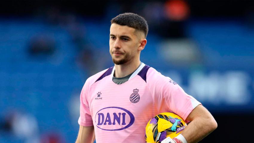 Joan García realiza ejercicios de calentamiento en el RCDE Stadium antes de jugar un partido con el Espanyol