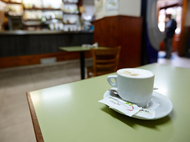 Café con leche en un bar