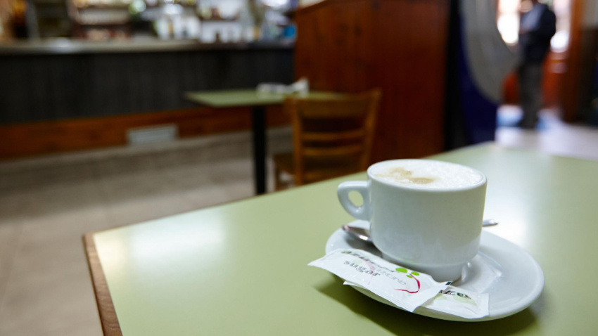 Café con leche en un bar