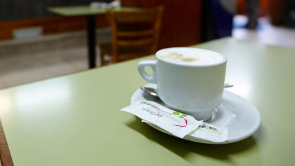 Café con leche en un bar