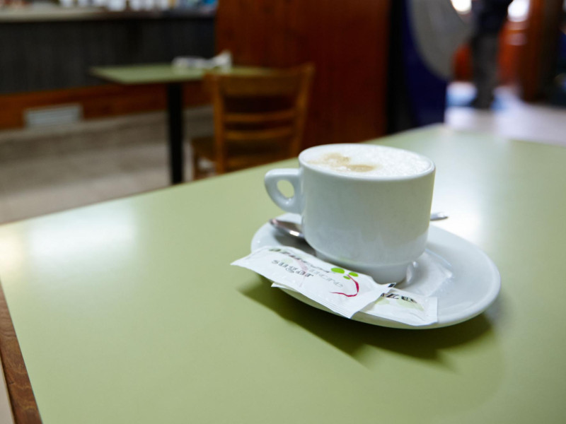 Café con leche en un bar