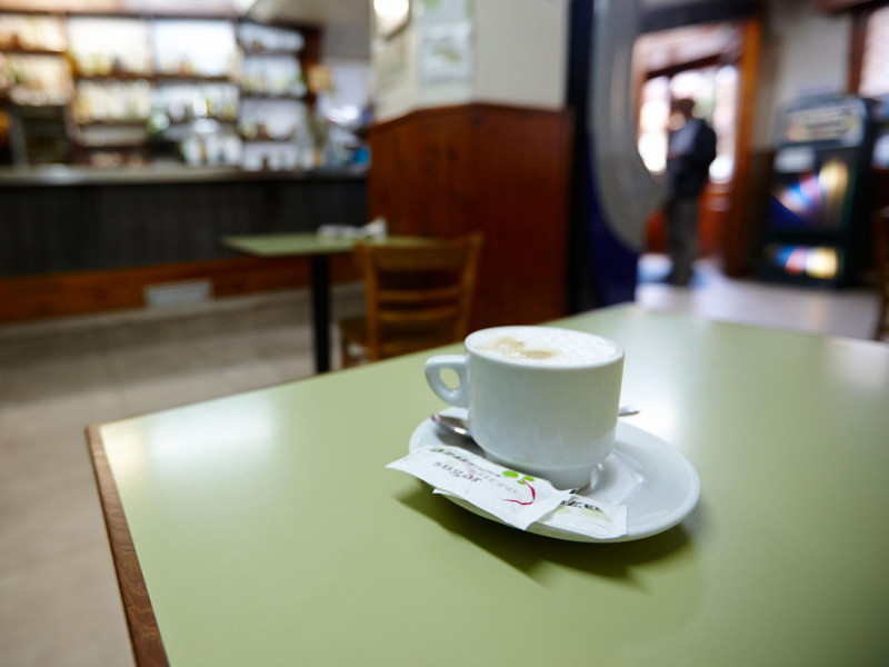 Café con leche en un bar