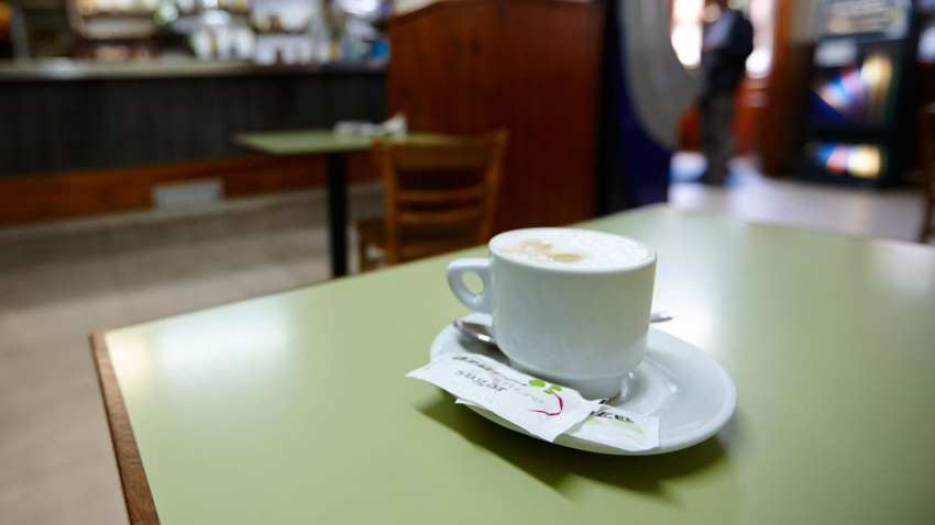 Café con leche en un bar