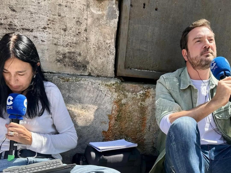 Pilar Cisneros y Jorge Bustos en Roma con motivo de la muerte del Papa Francisco