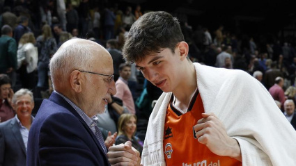 Juan Roig le muestra cariño a De Larrea tras un partidoi