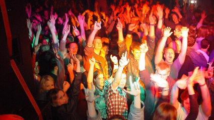 Jóvenes de fiesta