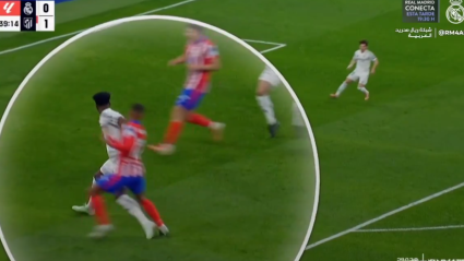 Tchouaméni pisa a Samu Lino en el derbi madrileño.