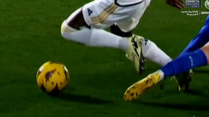 Carmona golpea con el pie a Vinicius en el partido de la pasada temporada en el Coliseum.