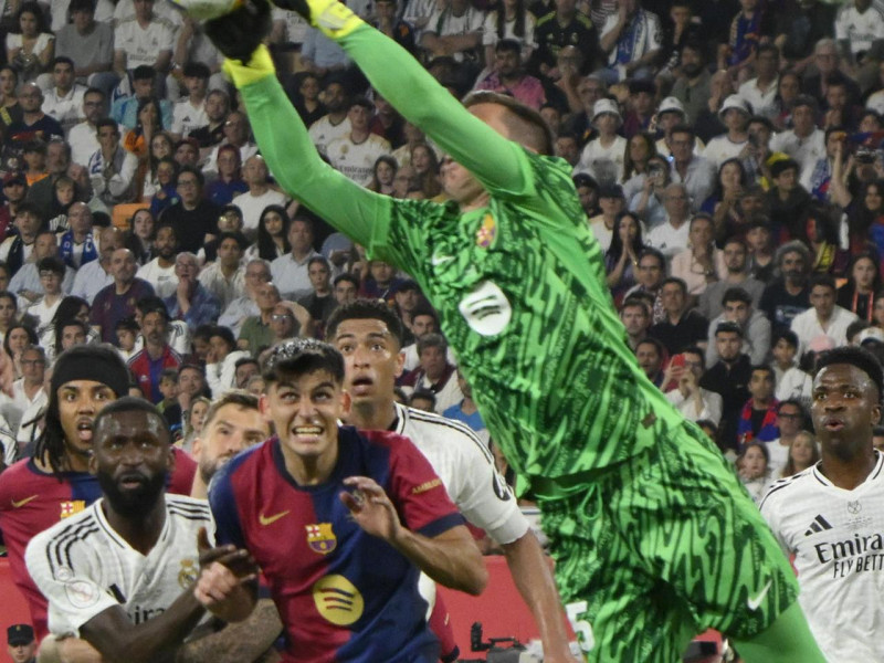 Szczesny despeja de puños un balón durante la final de la Copa del Rey entre el Barcelona y el Real Madrid
