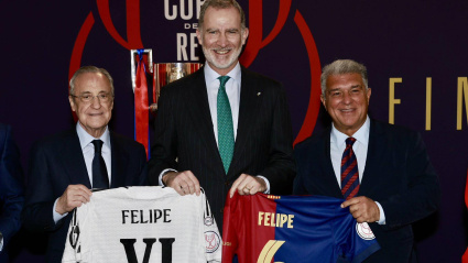 Joan Laporta y Florentino Pérez, junto con Felipe VI en la final de la Copa del Rey