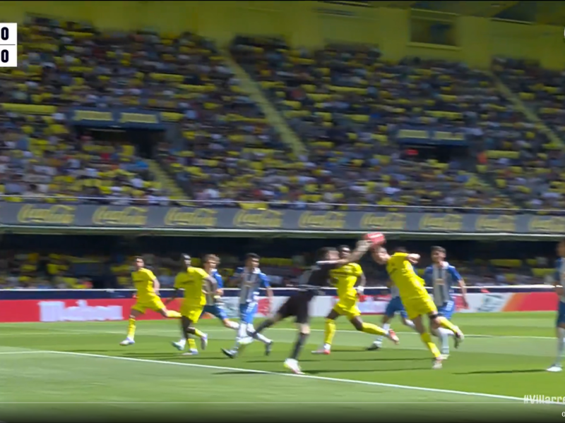 Momento del polémico penalti de Joan García a Foyth