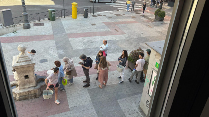 Vecinos de Valladolid llenando garrafas de agua en las fuentes