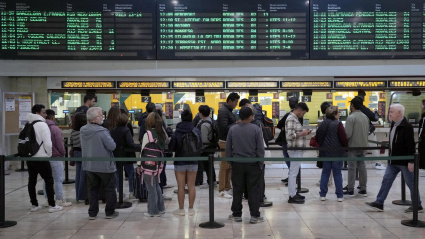 Los servicios de AVE y Larga Distancia de Renfe, así como el servicio de Rodalies, que sufrió algunas complicaciones a primera hora, han recuperado este miércoles la normalidad en la Estación de Sants de Barcelona tras los retrasos y numerosas cancelaciones vividas ayer, derivadas del apagón generalizado que vivió España el lunes
