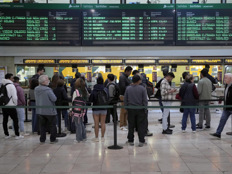 Los servicios de AVE y Larga Distancia de Renfe, así como el servicio de Rodalies, que sufrió algunas complicaciones a primera hora, han recuperado este miércoles la normalidad en la Estación de Sants de Barcelona tras los retrasos y numerosas cancelaciones vividas ayer, derivadas del apagón generalizado que vivió España el lunes