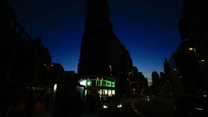 Fotografía de la Gran Vía sin luz este lunes durante el apagón masivo del sistema eléctrico en Madrid