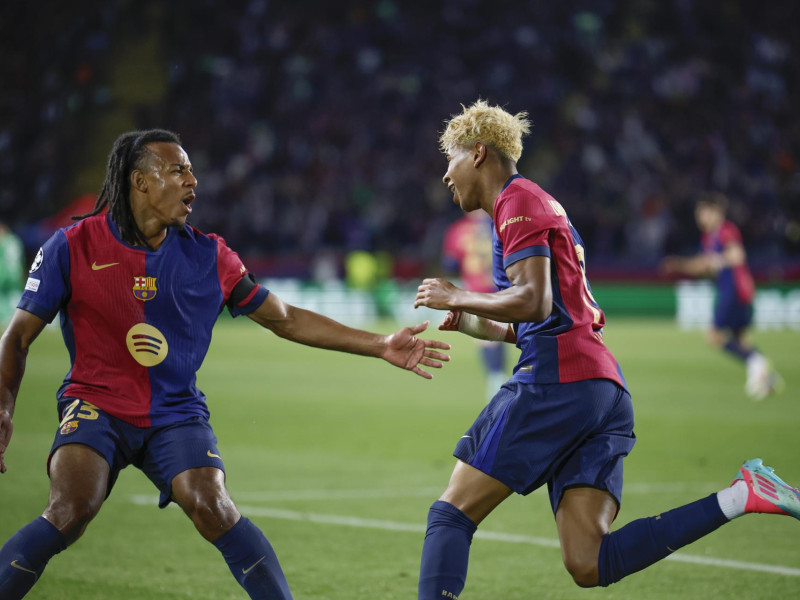 Lamine Yamal celebra el gol en el Barcelona - Inter de Milan