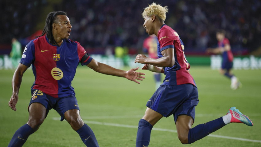 Lamine Yamal celebra el gol en el Barcelona - Inter de Milan