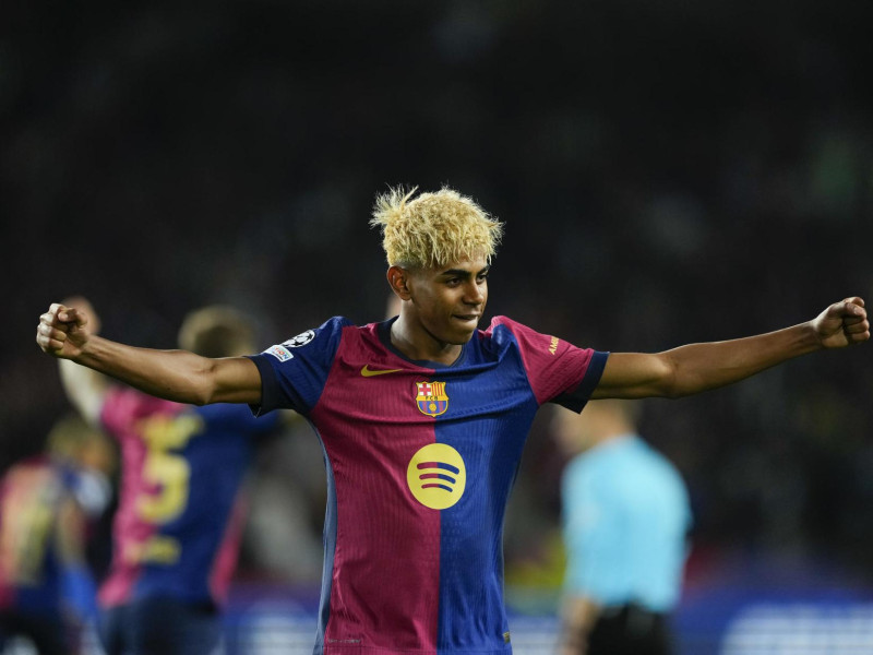 Lamine Yamal celebra el tercer gol del Barcelona contra el Inter que marcó Raphinha