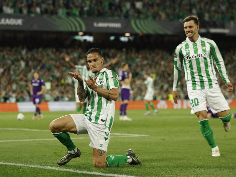 Antony celebra el gol del Betis a la Fiorentina