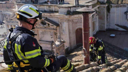 Se instala la chimenea en la Capilla Sixtina para el cónclave