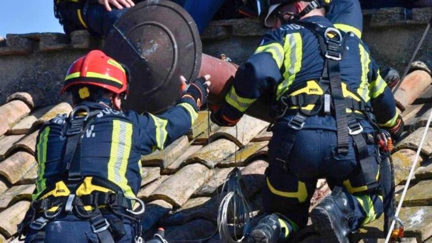 Se instala la chimenea en la Capilla Sixtina para el cónclave