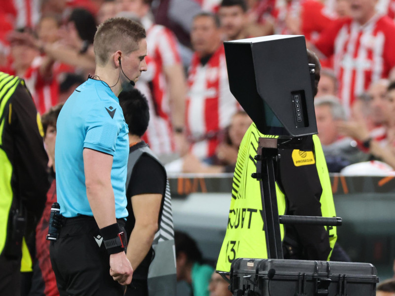El colegiado noruego, Espen Eskas, observa el monitor del VAR antes de pitar penalti a favor del Manchester United.