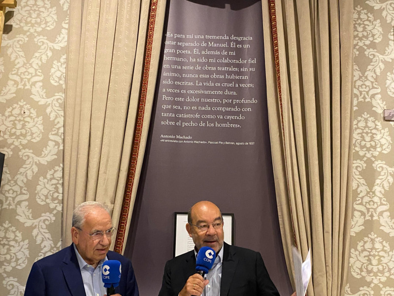 Expósito, junto a Alfonso Guerra en la exposición de Machado