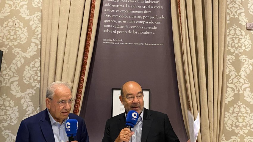 Expósito, junto a Alfonso Guerra en la exposición de Machado