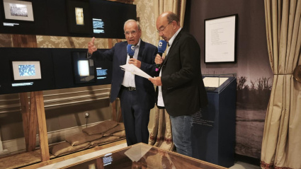 Expósito, junto a Alfonso Guerra en la exposición de Machado
