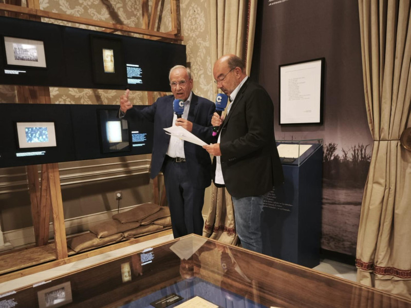 Expósito, junto a Alfonso Guerra en la exposición de Machado