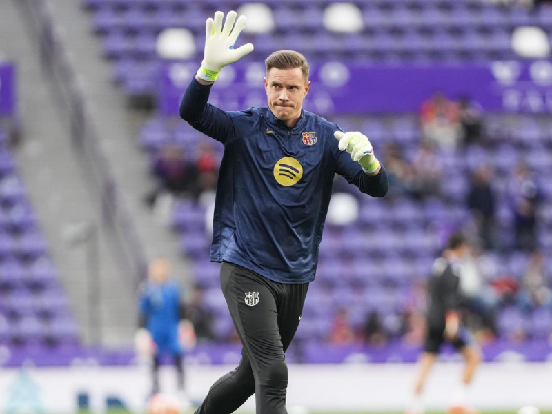 Ter Stegen saluda a la afición del Barcelona presente en el José Zorrilla