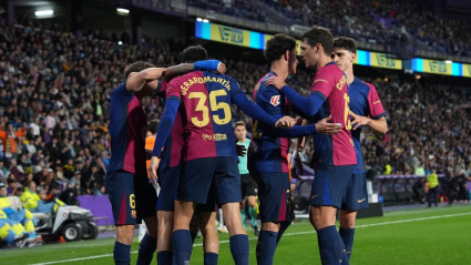 Los futbolistas del Barcelona celebran la victoria contra el Valladolid