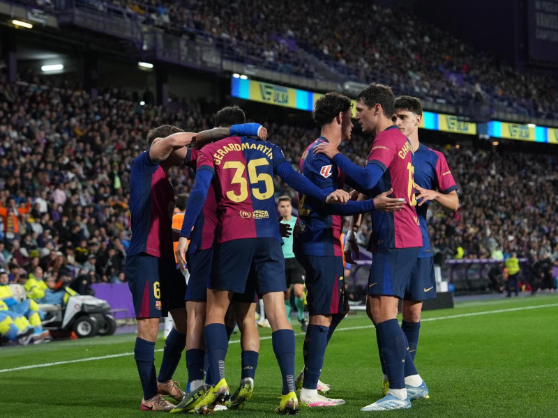 Los futbolistas del Barcelona celebran la victoria contra el Valladolid