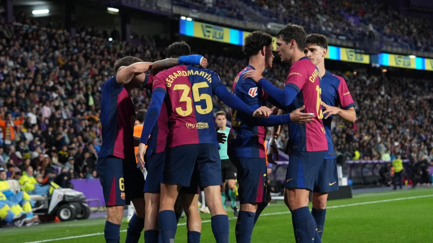 Los futbolistas del Barcelona celebran la victoria contra el Valladolid