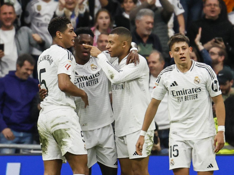Mbappé celebra el gol con sus compañeros, en el Real Madrid - Celta