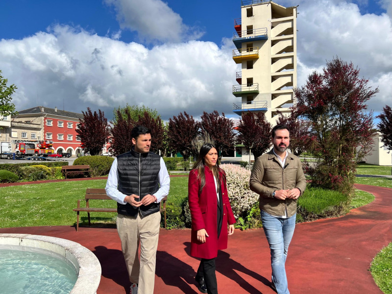 Concelleiros do Partido Popular fronte ás instalacións do Parque de Bombeiros de Lugo