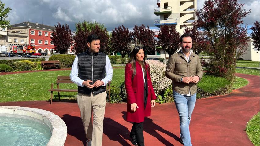 Concelleiros do Partido Popular fronte ás instalacións do Parque de Bombeiros de Lugo