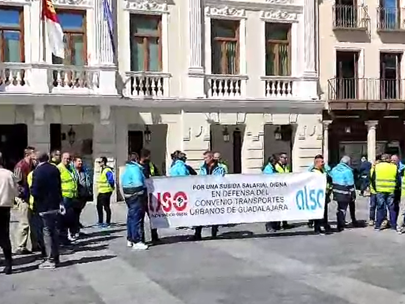 Los trabajadores se seguirán concentrando frente al Ayuntamiento cada día de huelga, de 11:00 a 13:00 horas