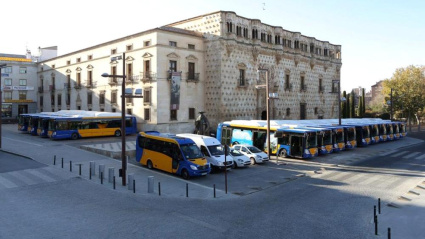Autobuses urbanos de Guadalajara junto al Palacio del Infantado