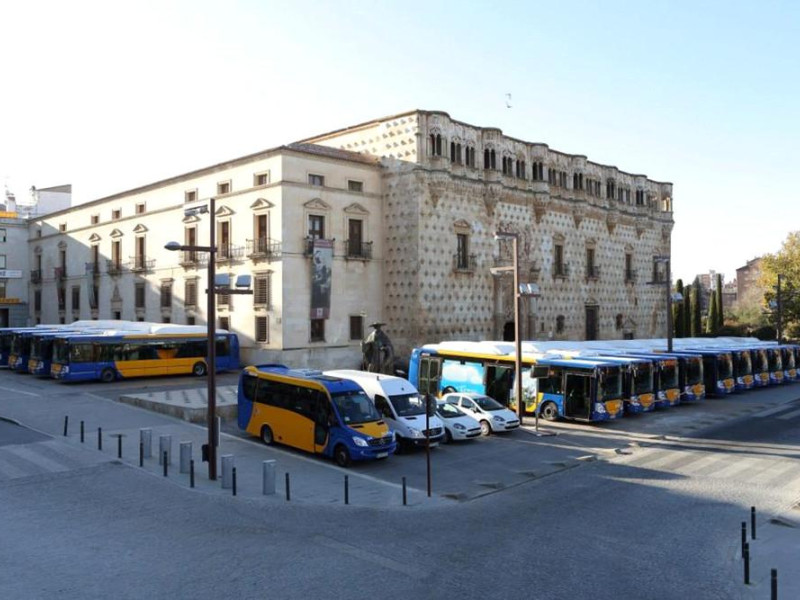 Autobuses urbanos de Guadalajara junto al Palacio del Infantado