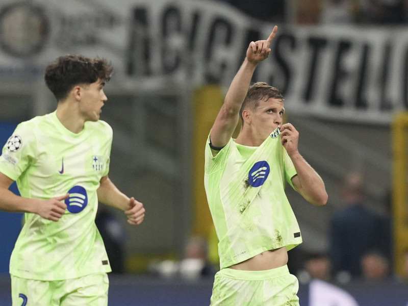 Dani Olmo celebra su gol, en el Inter - Barcelona