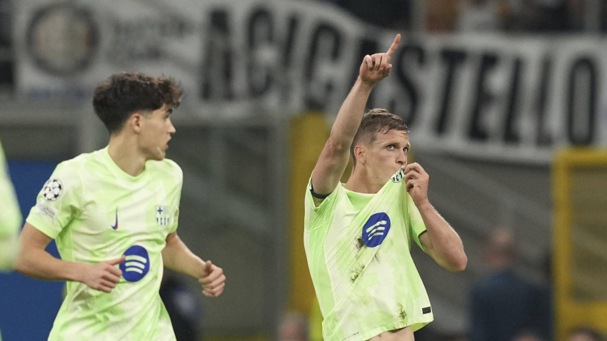 Dani Olmo celebra su gol, en el Inter - Barcelona