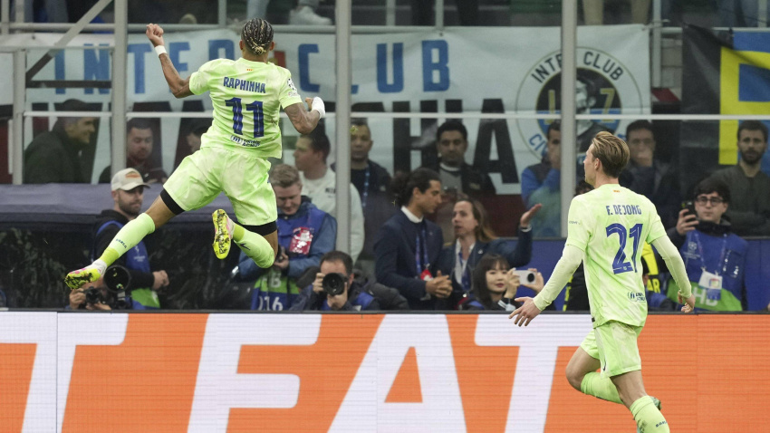 Raphinha celebra su gol con de Jong, en el Inter - Barcelona