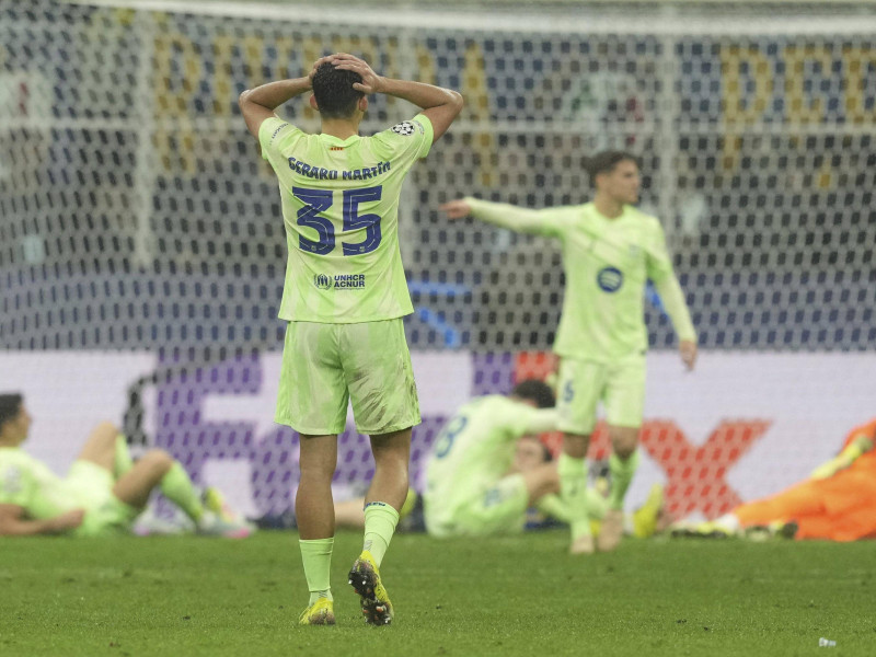 Los jugadores del Barcelona se lamentan tras recibir un gol del Inter